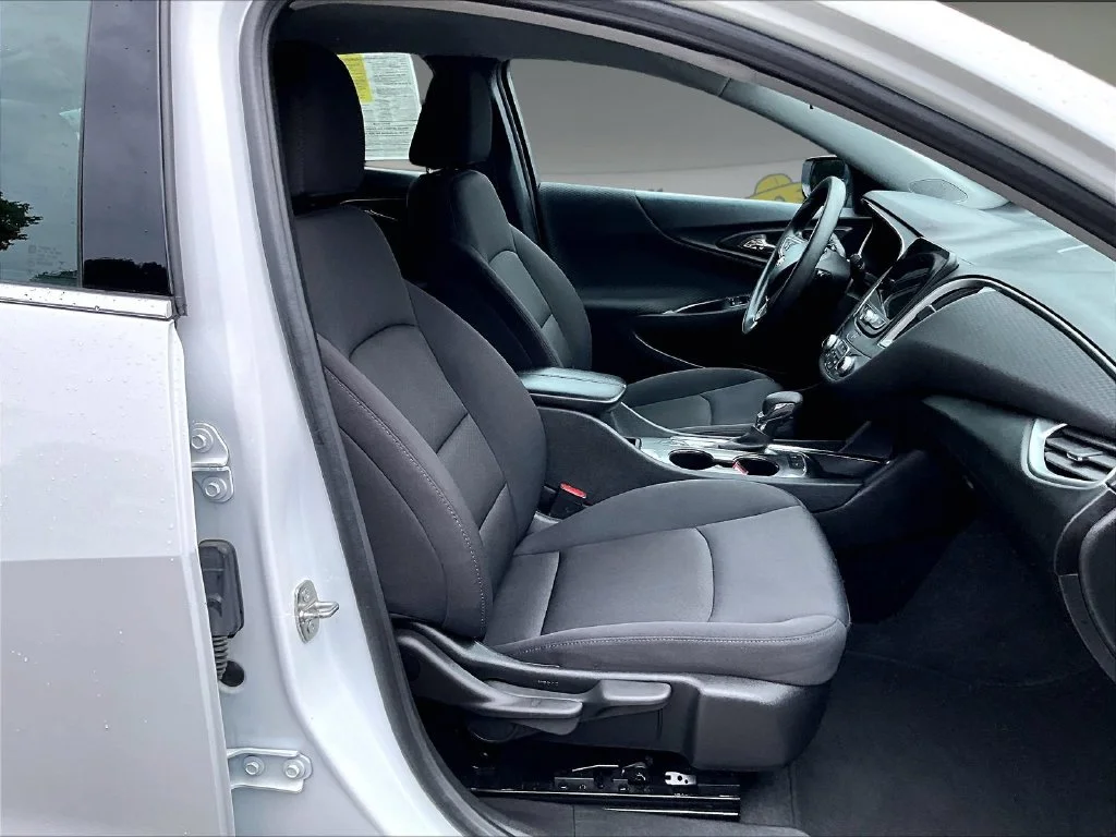 Used 2024 Summit White Chevrolet LT image 11