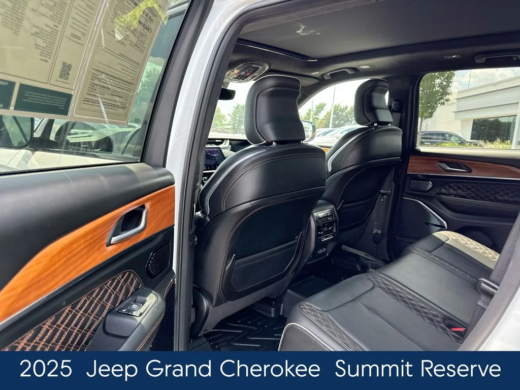 Used 2025 White Jeep Summit Reserve image 35