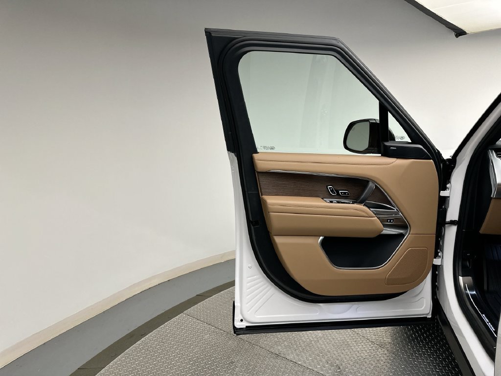 Used 2025  Land Rover SE image 7