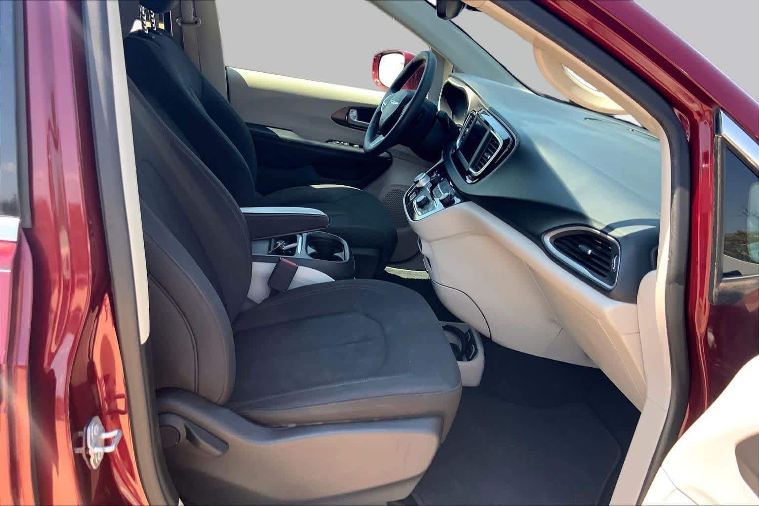 Used 2018 Velvet Red Pearl Coat Chrysler Touring Plus image 8