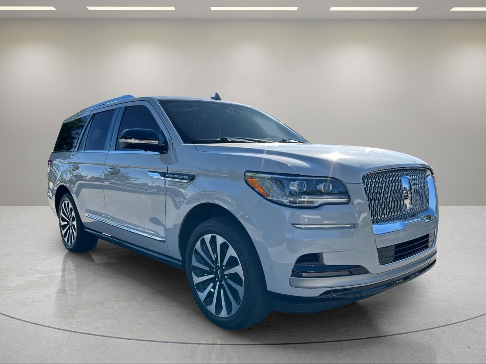 Used 2024 Pearl Metallic Lincoln Reserve image 7