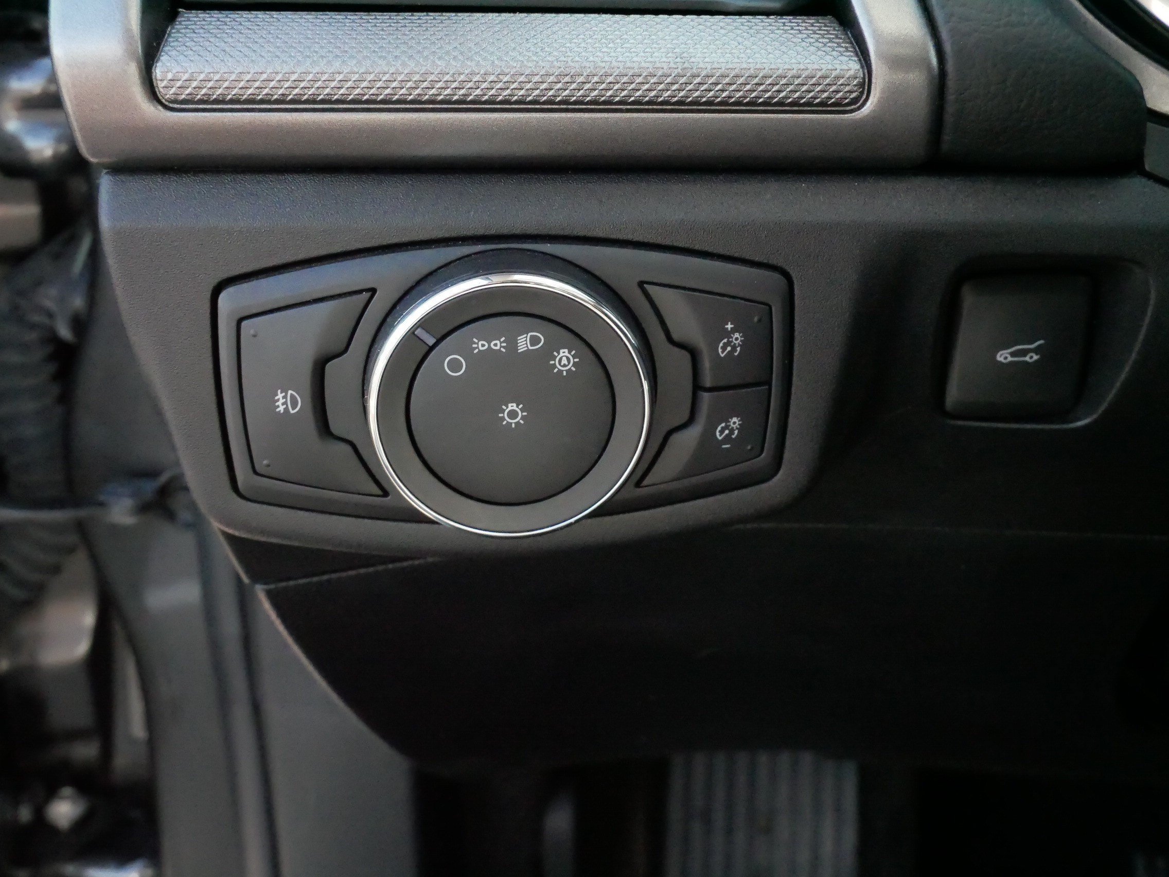 Used 2020 Magnetic Metallic Ford SE image 28