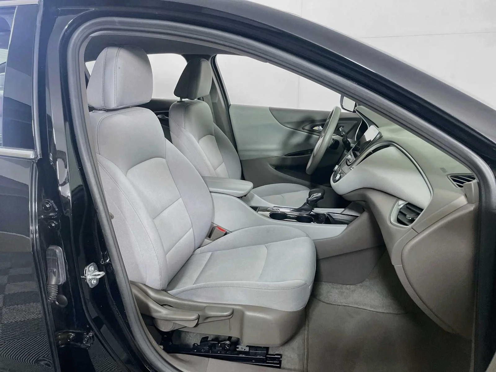 Used 2024 Mosaic Black Metallic Chevrolet LT image 25