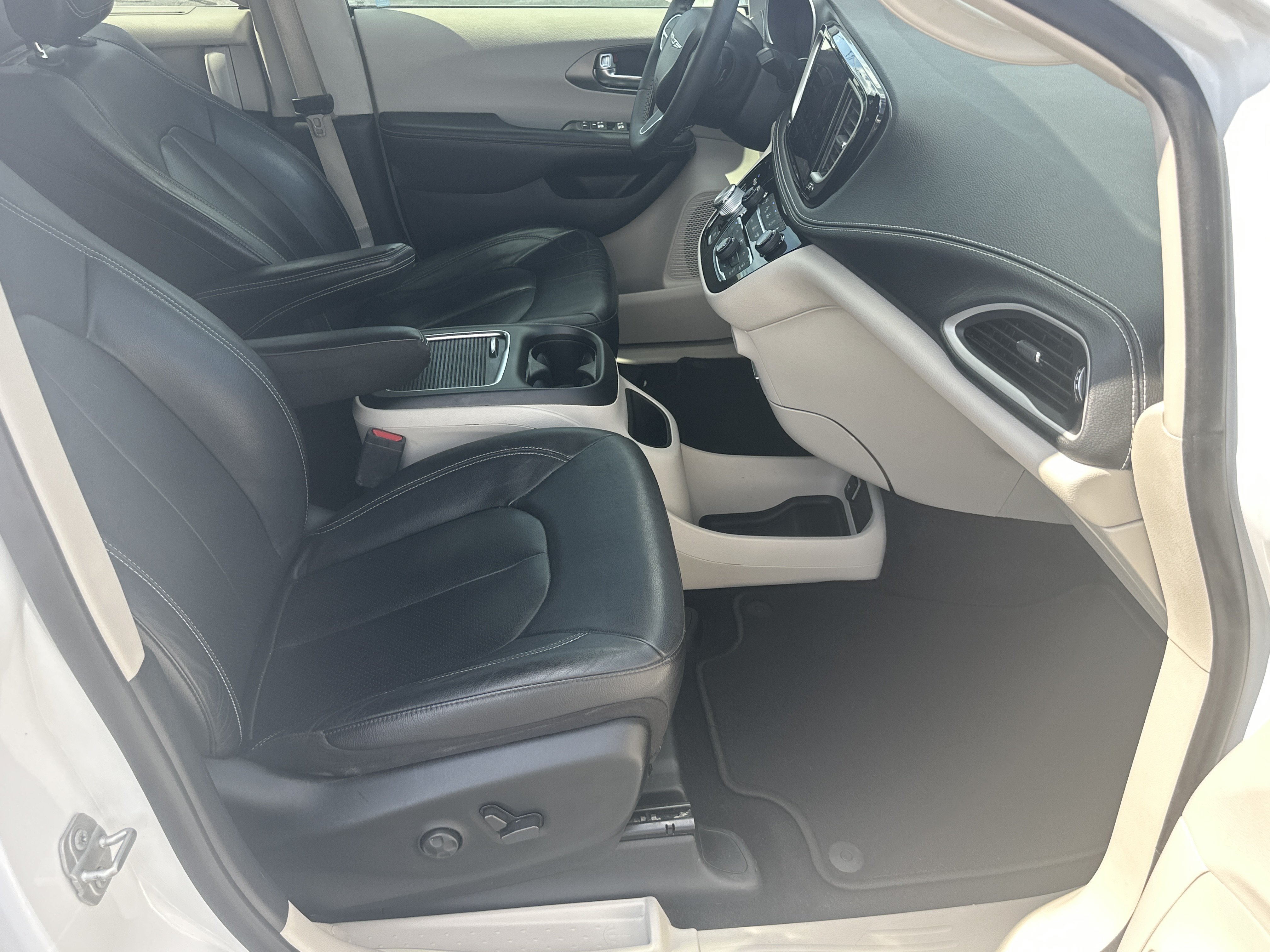 Used 2022 Bright White Clearcoat Chrysler Touring L image 14