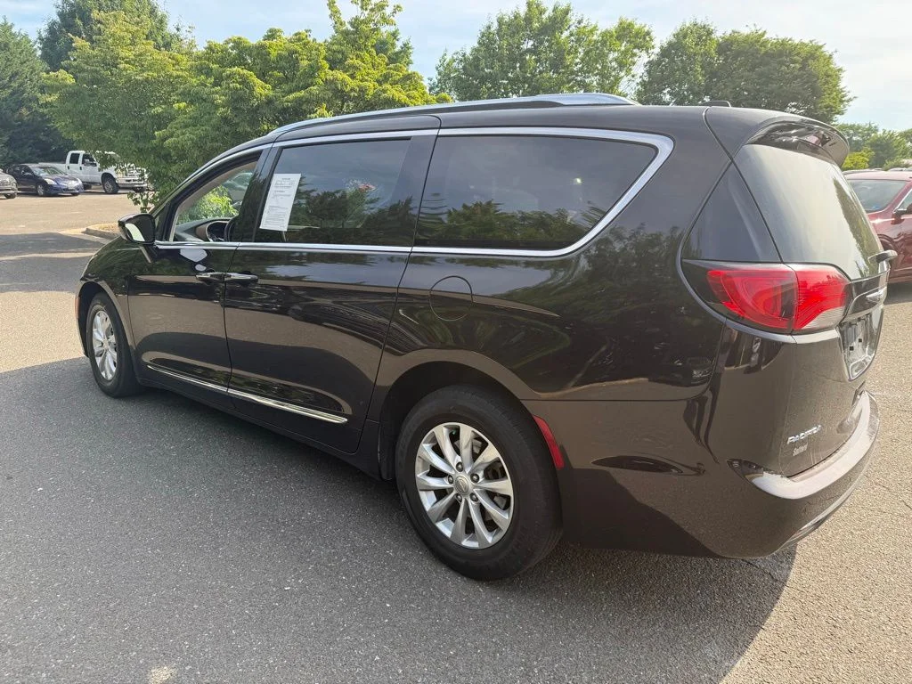 Used 2018  Chrysler Touring L image 6