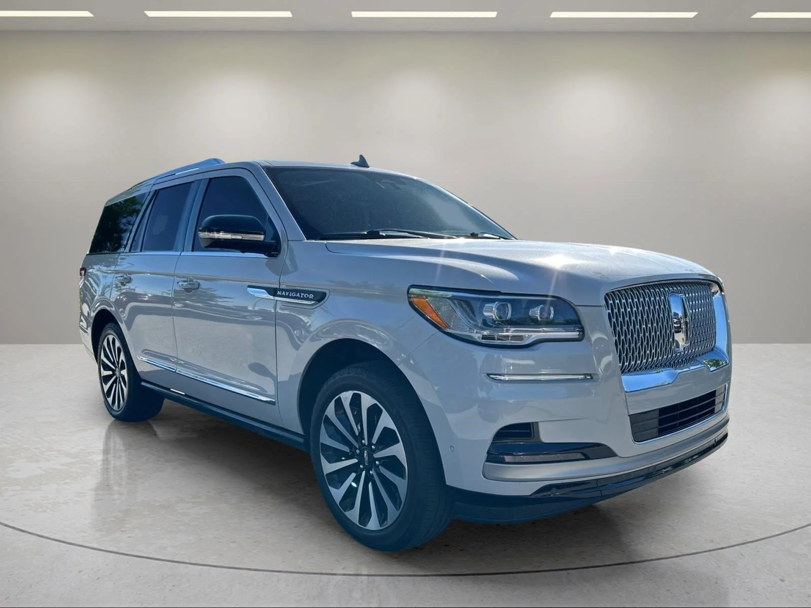 Used 2024 Pearl Metallic Lincoln Reserve image 7