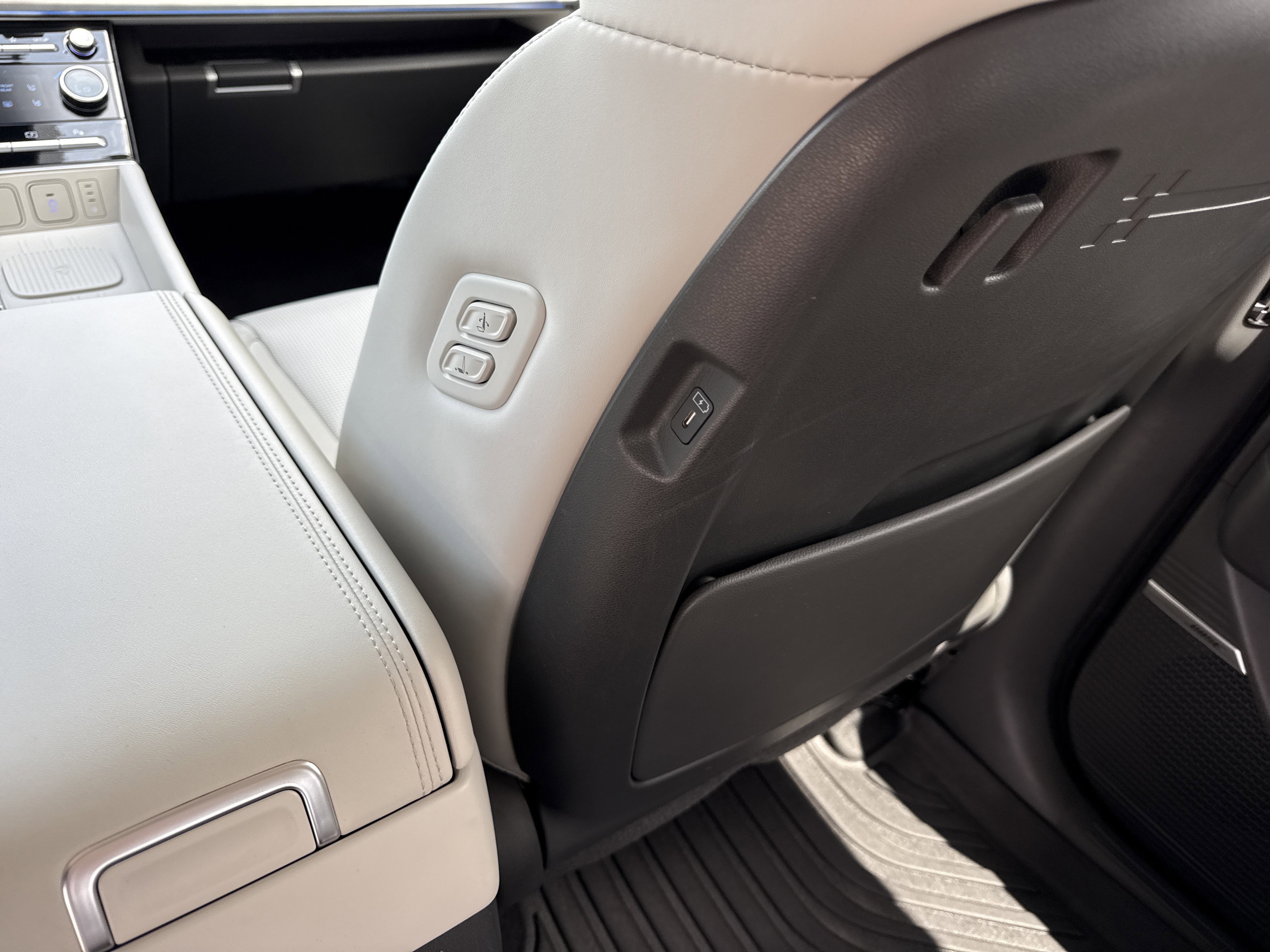 Used 2025 Serenity White Hyundai  image 18