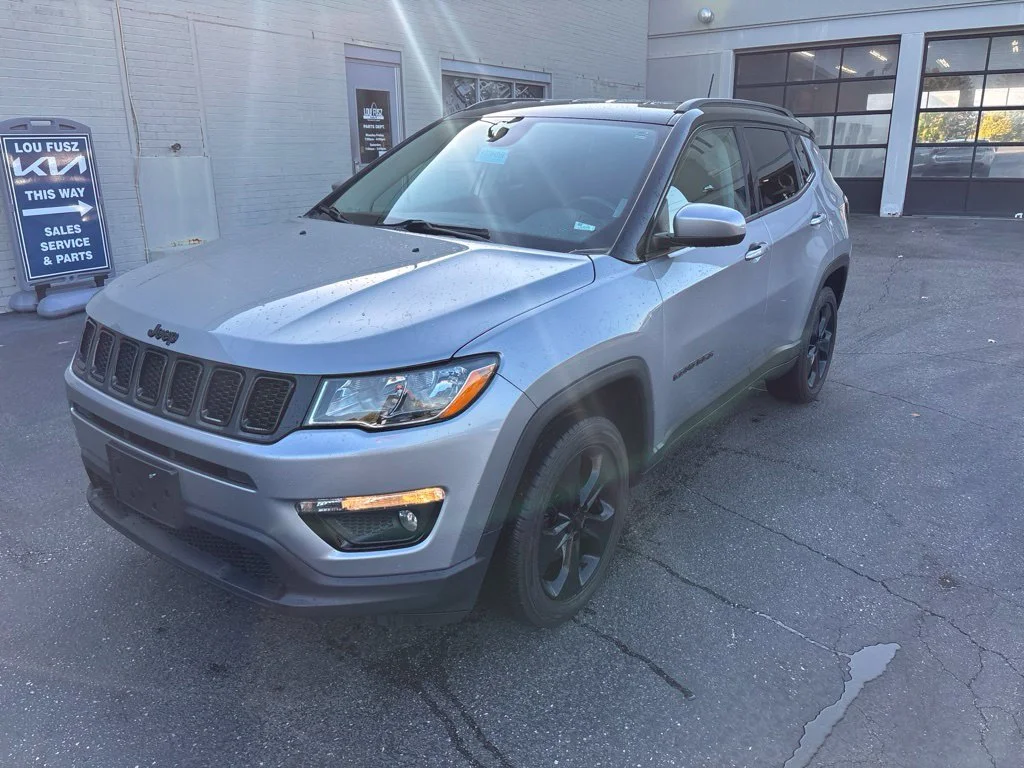 Used 2021 Billet Silver Metallic Clearcoat Jeep Latitude image 8