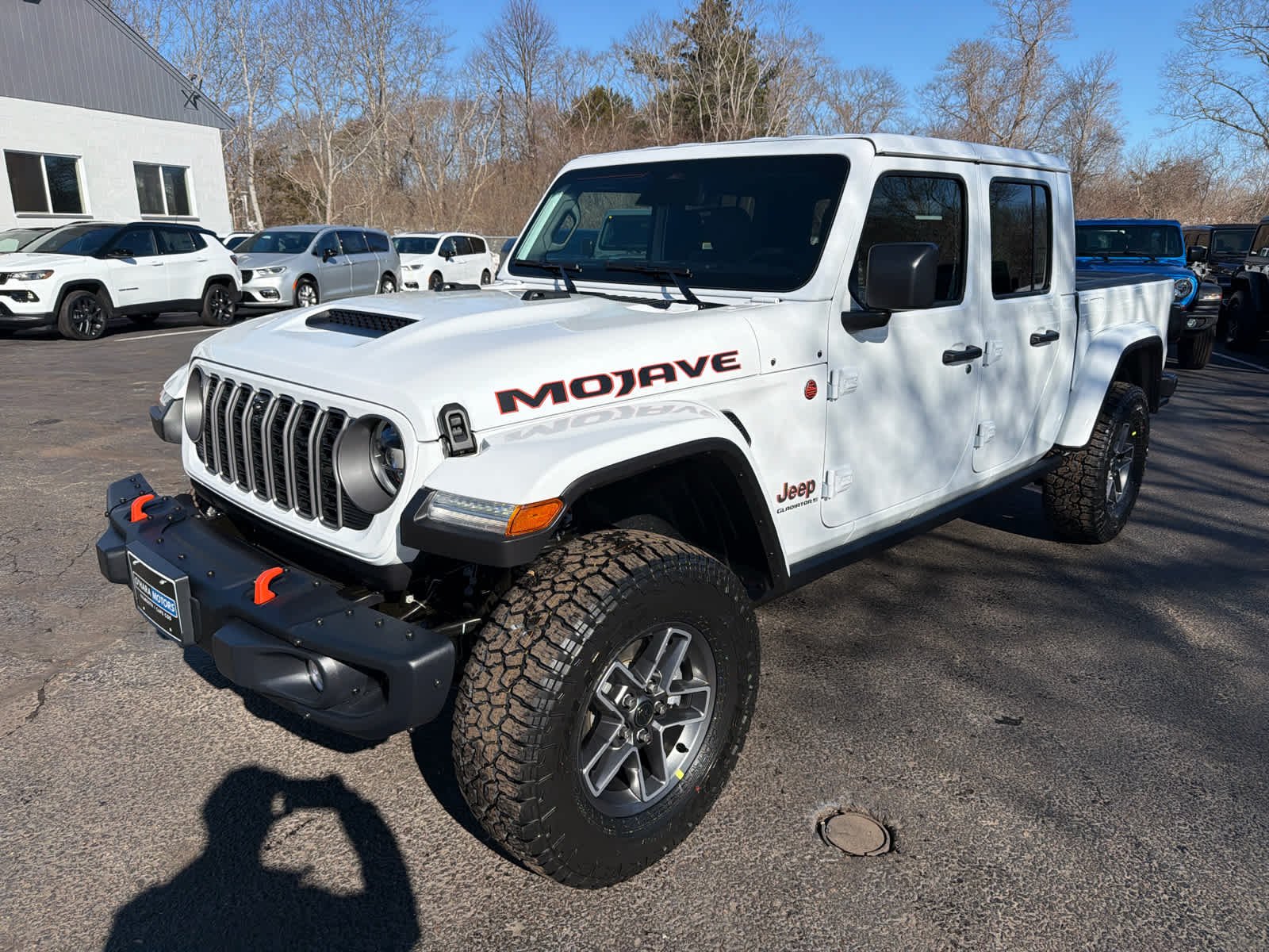 New 2026 Bright White Clear-Coat Exterior Paint Jeep Mojave X image 4
