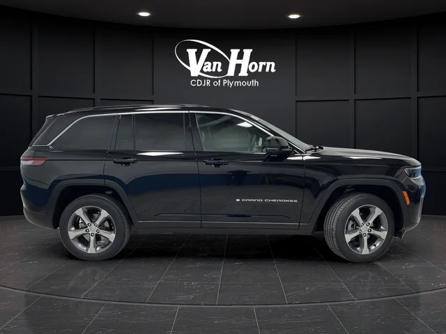 New 2026 Diamond Black Crystal Pearl-Coat Exterior Paint Jeep Limited image 2