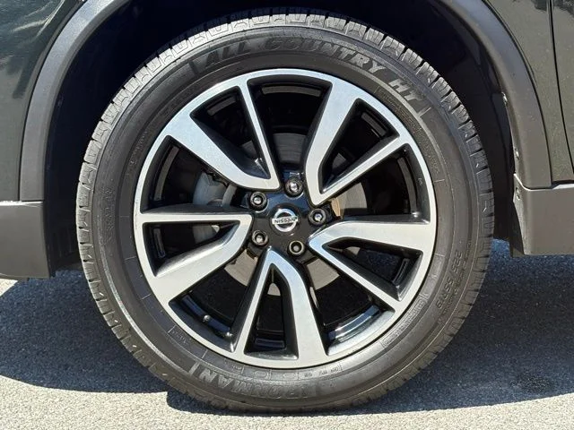 Used 2020 Green Nissan SL image 5