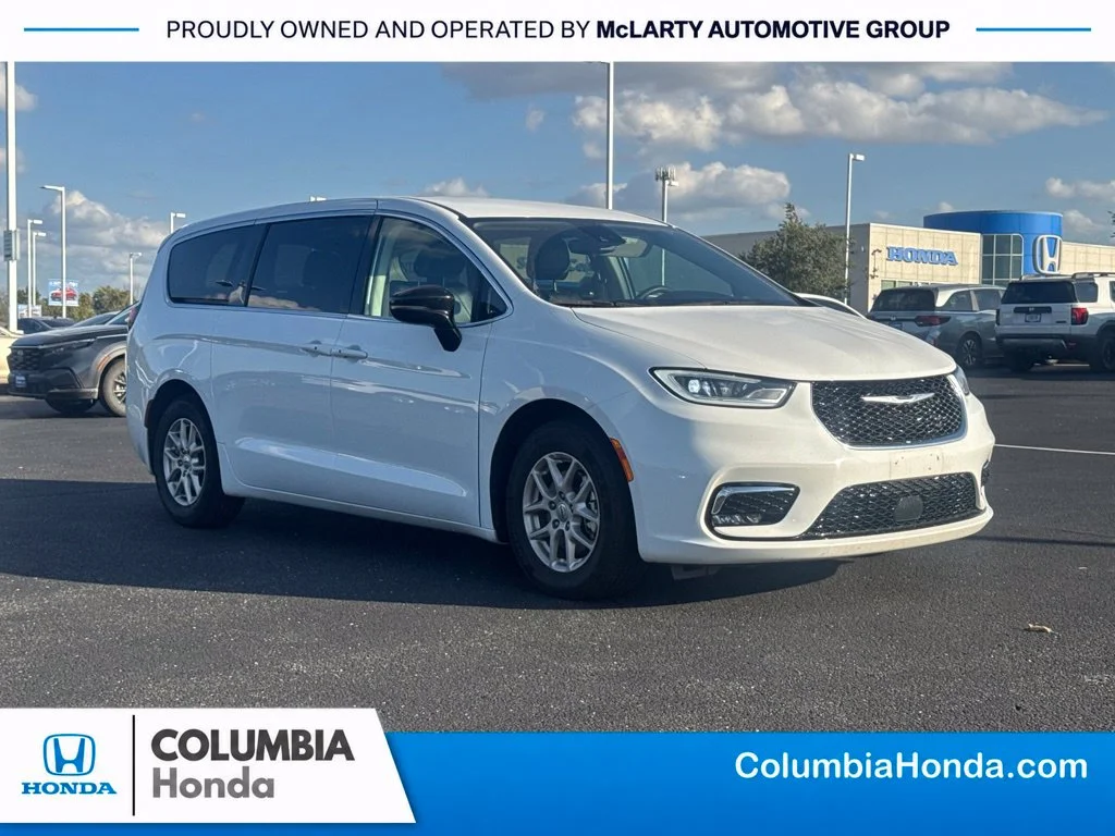 Used 2024 White Chrysler Touring L image 1