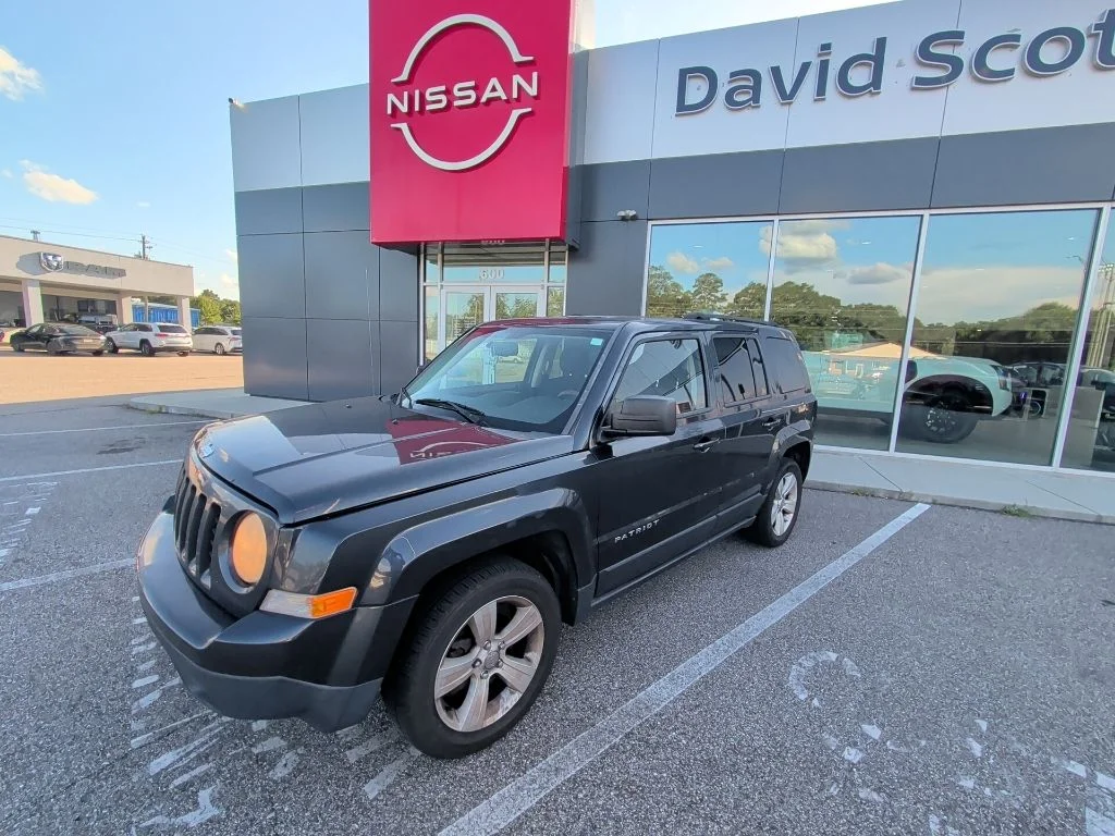 Used 2014 Gray Jeep Latitude image 1