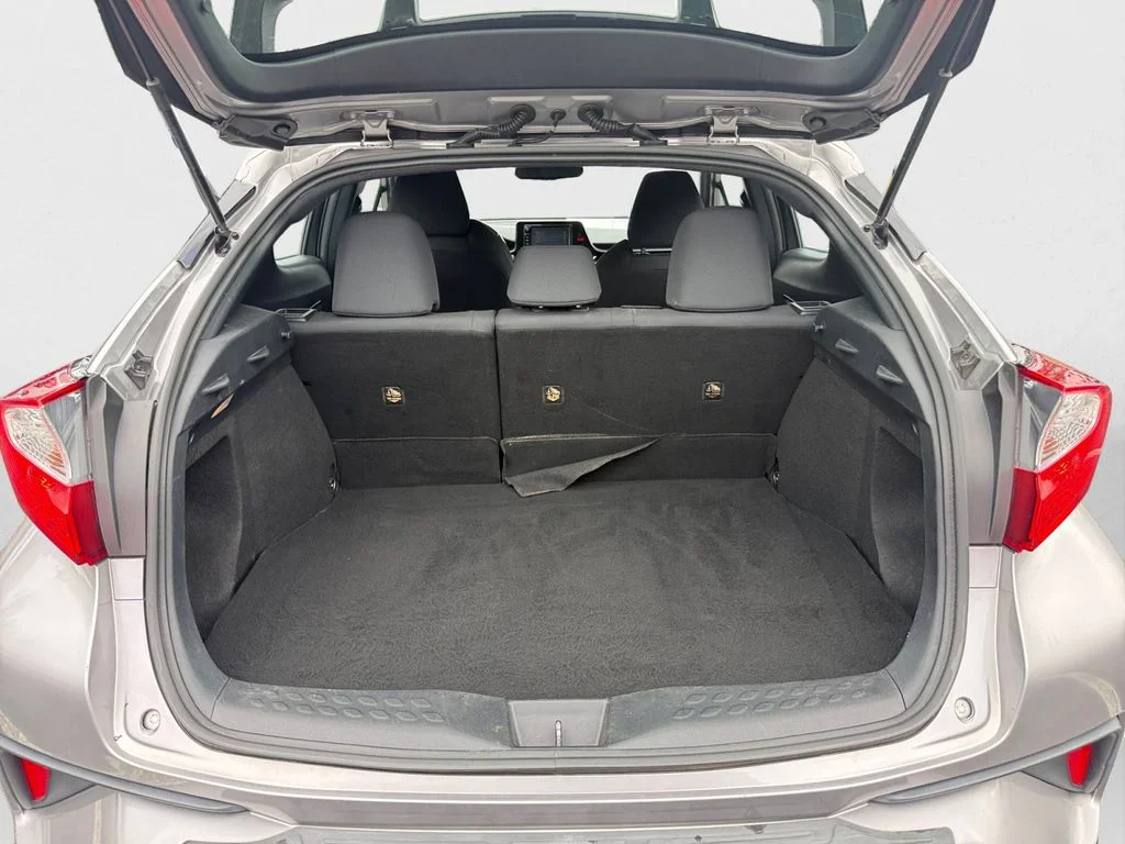 Used 2018 Silver Toyota XLE Premium image 12