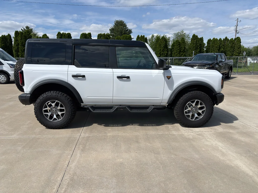 Used 2025 Oxford White Ford Badlands image 4