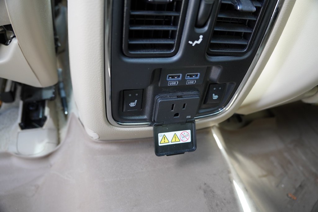 Certified Used 2021 White Jeep Overland image 4