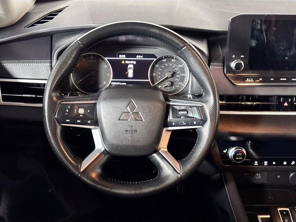 Used 2024 White Mitsubishi SE image 13