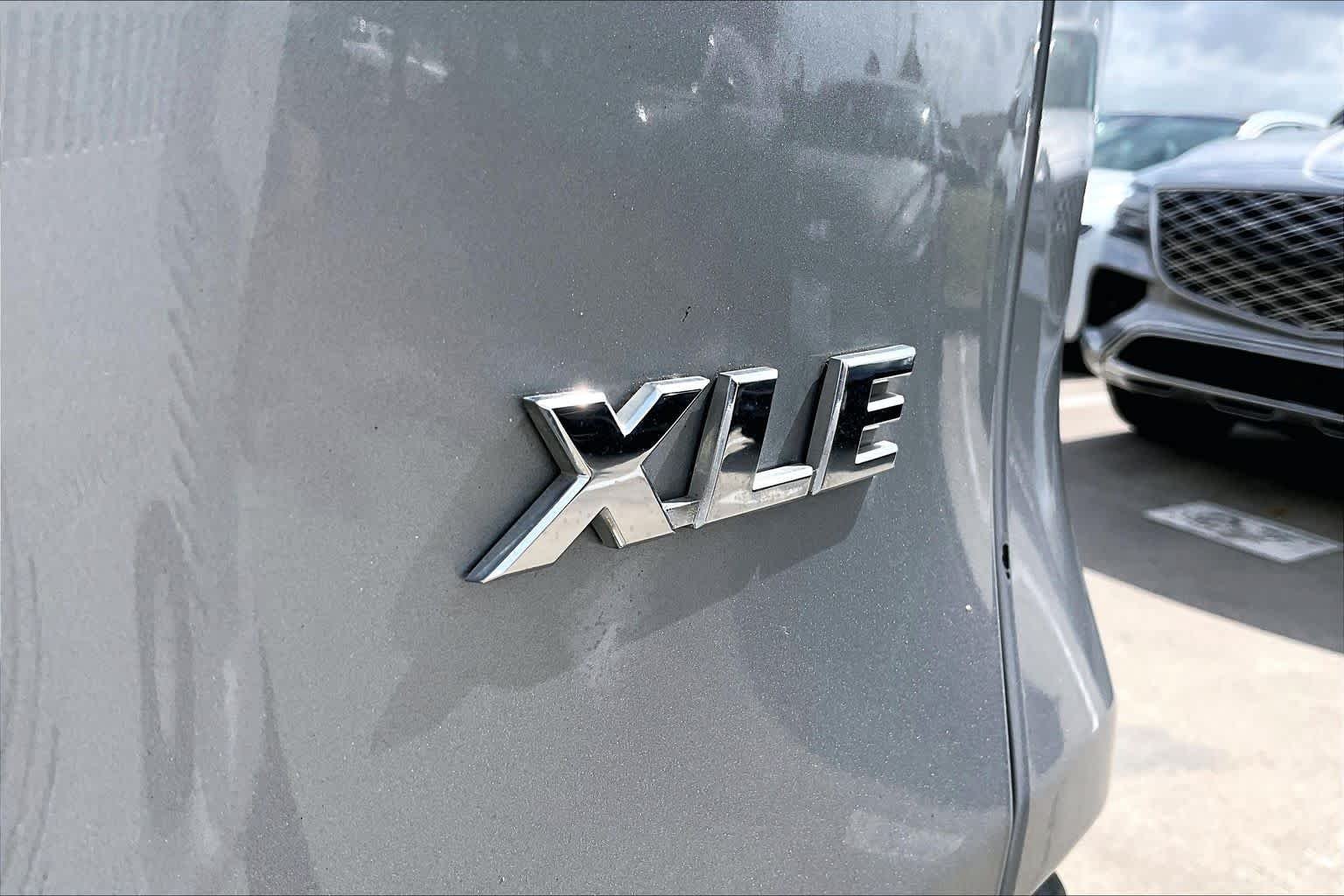 Used 2021 Silver Sky Metallic Toyota XLE Premium image 9