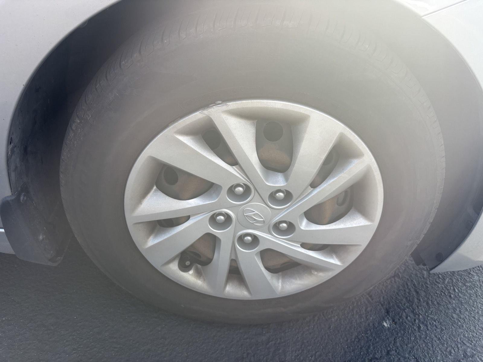 Used 2020 Stellar Silver Hyundai SE image 4