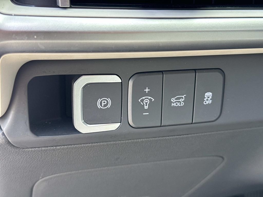 Certified Used 2025 White Hyundai SEL image 17