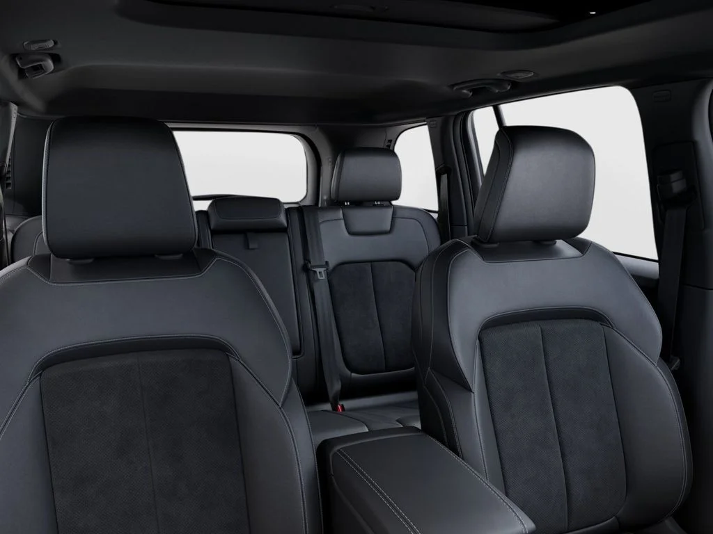 New 2026 Bright White Clear-Coat Exterior Paint Jeep Altitude image 28