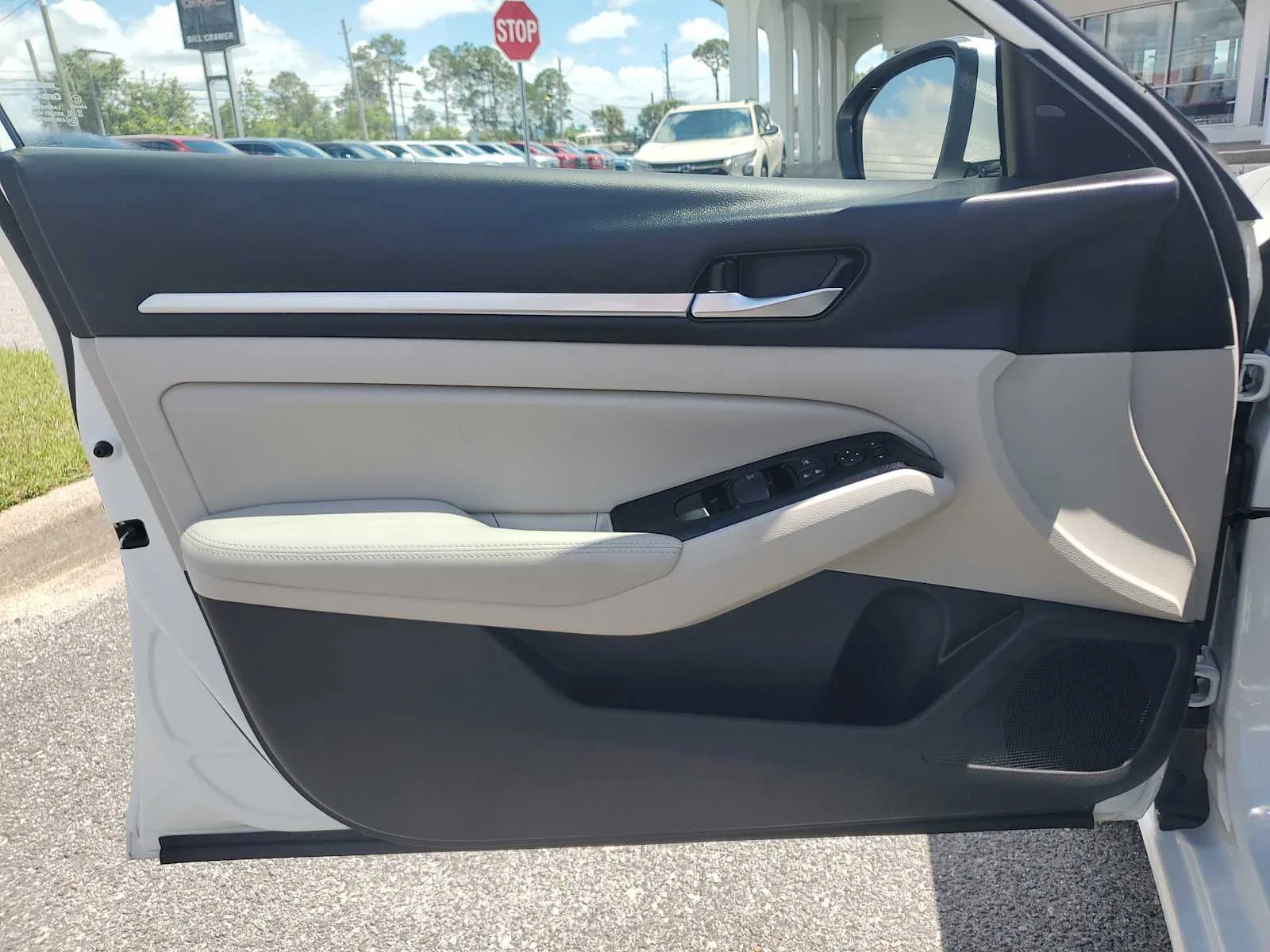 Used 2024 White Nissan 2.5 SL image 15