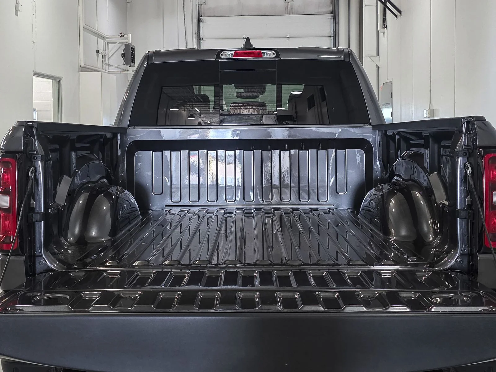 New 2026 Granite Crystal Metallic Clear-Coat Exterior Paint RAM Laramie image 17