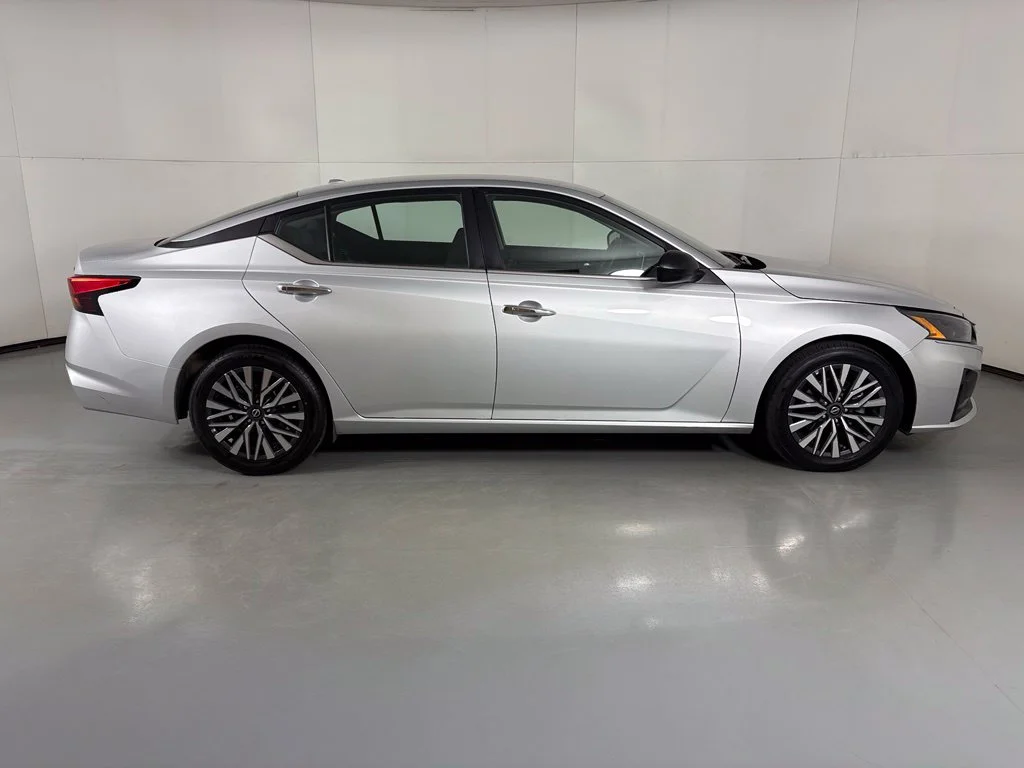 Used 2024 Silver Nissan 2.5 SV image 9