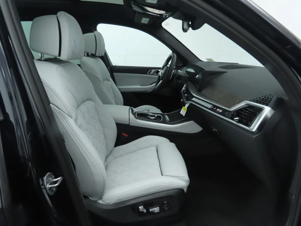 Used 2026 Black BMW xDrive40i image 21