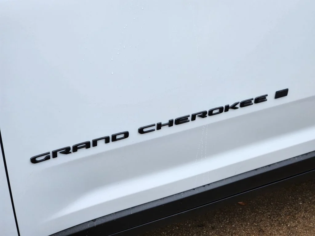 New 2026 Bright White Clear-Coat Exterior Paint Jeep Altitude image 8
