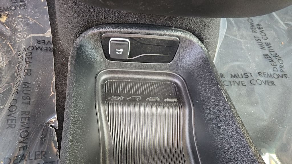 Used 2025 White Chrysler Select image 22