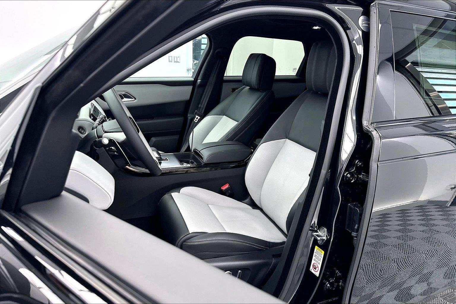 New 2026 Santorini Black Metallic Land Rover Autobiography image 27