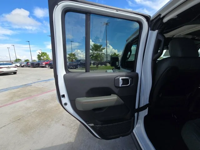 New 2026 Bright White Clear-Coat Exterior Paint Jeep Mojave image 16