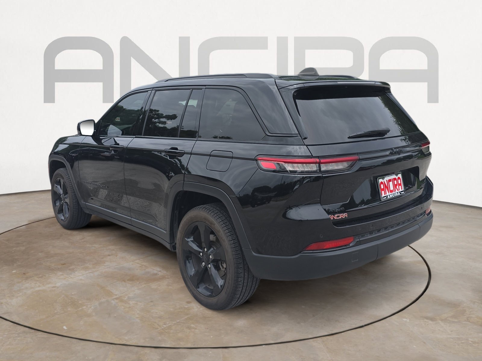 Used 2023 Diamond Black Crystal Pearlcoat Jeep Limited image 7