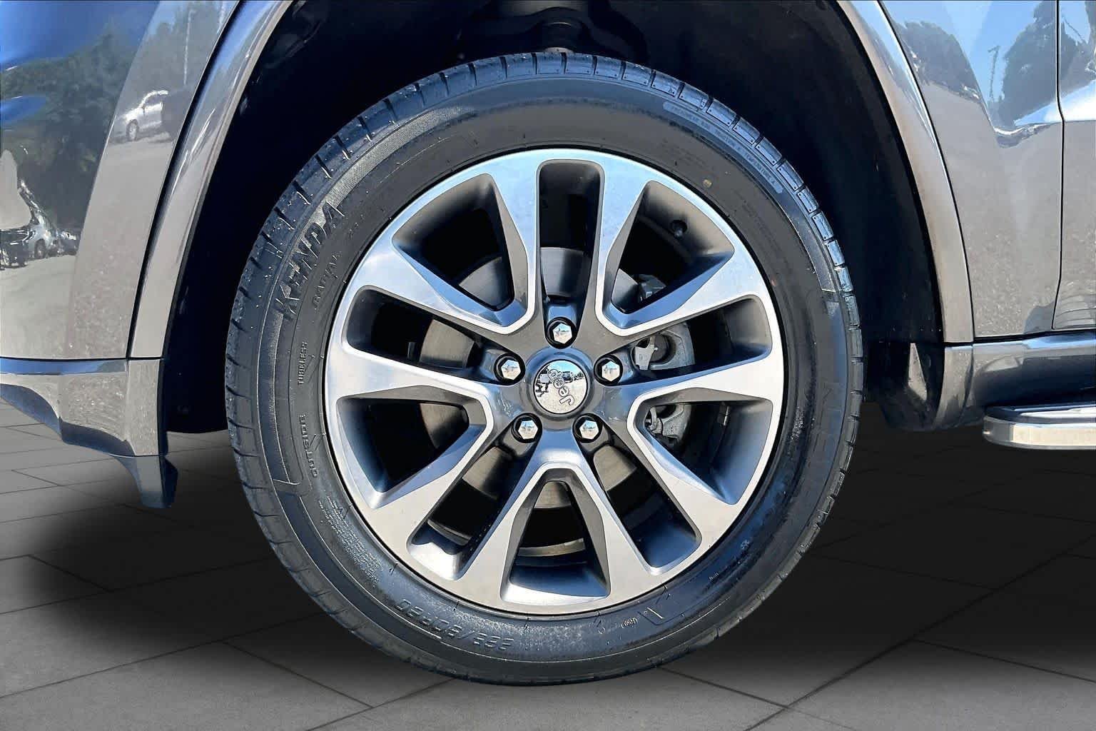 Used 2017 Granite Crystal Metallic Clearcoat Jeep Overland image 11