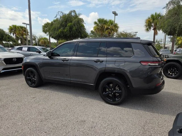 Used 2024 Gray Jeep Altitude image 9