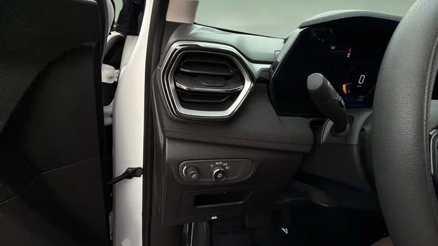 Used 2025 Summit White Chevrolet LT image 20