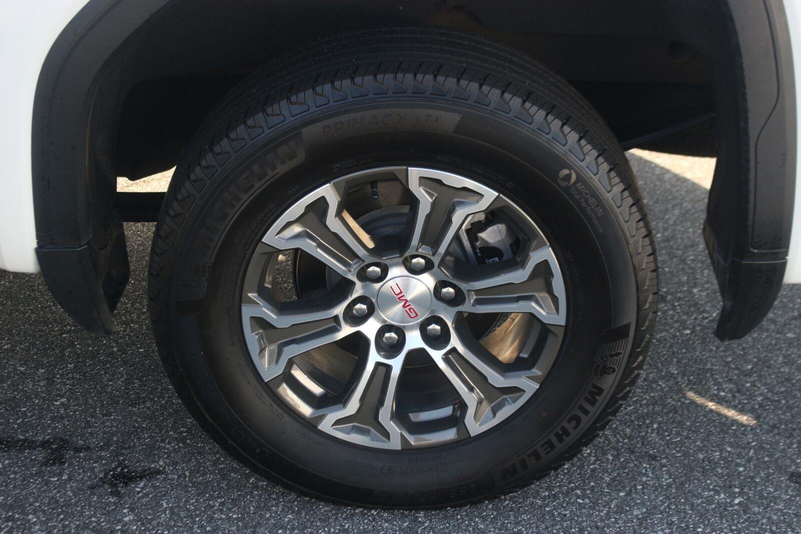 Used 2025 Summit White GMC SLT image 39