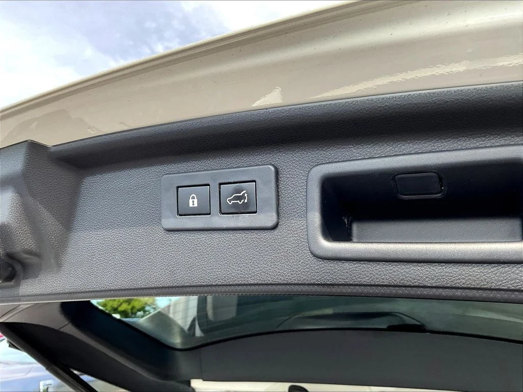 Used 2021 Crystal White Pearl Subaru Limited image 22