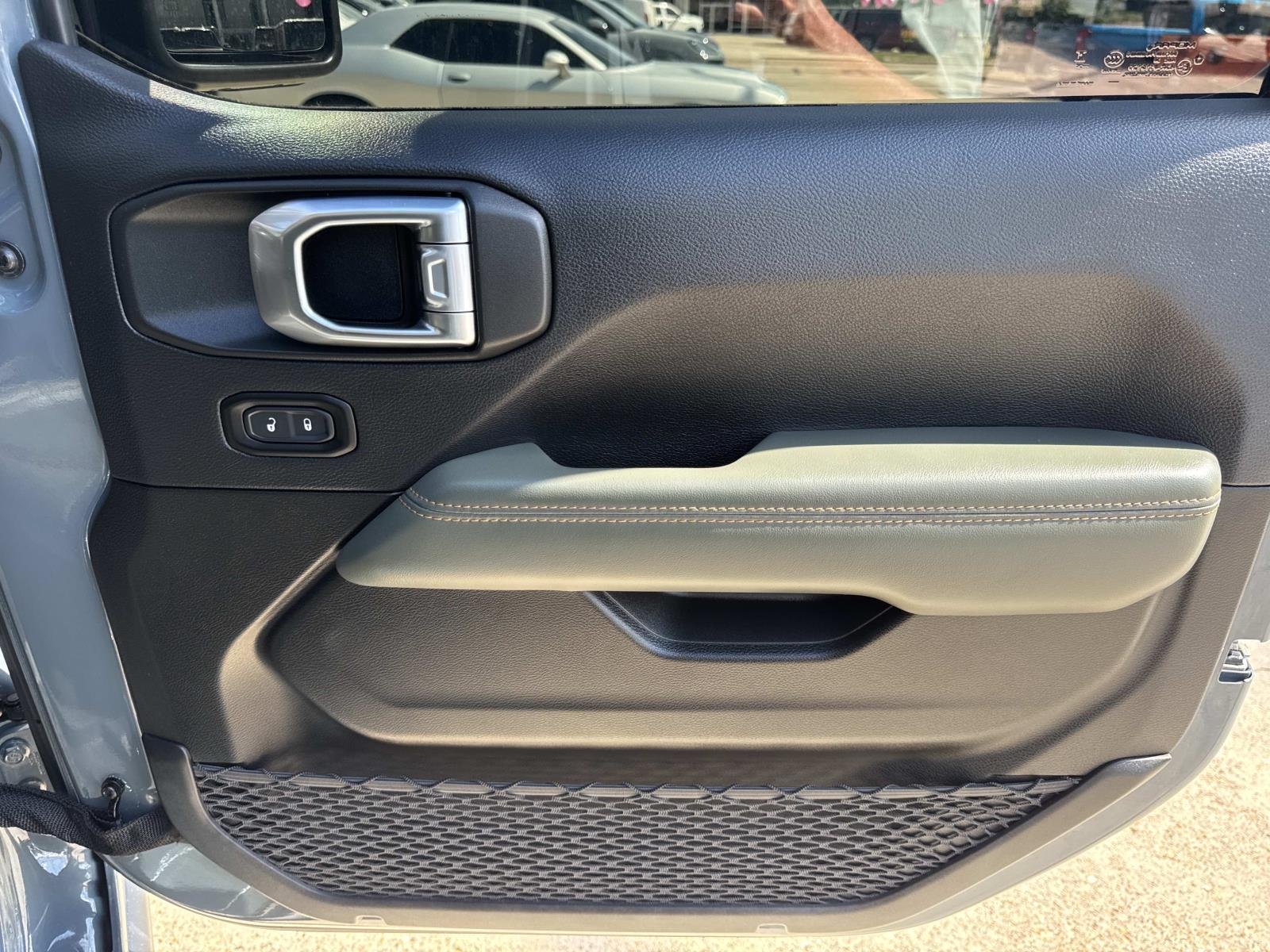 Used 2025 Anvil Clearcoat Jeep Mojave image 13