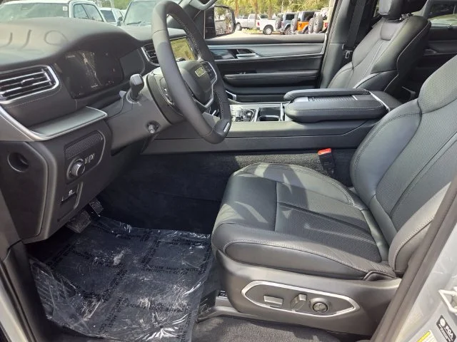 New 2026 Silver-Zynith Exterior Paint Jeep Limited Reserve image 10