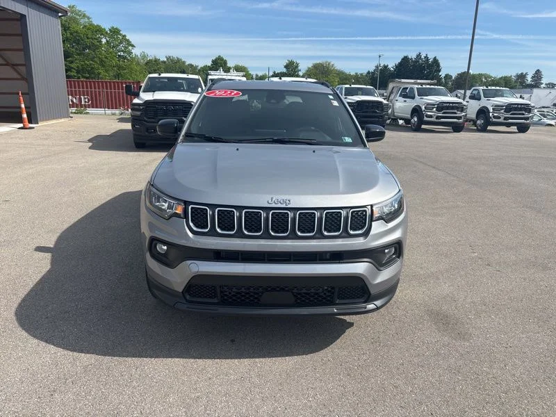 Used 2023 Silver Jeep Latitude image 8