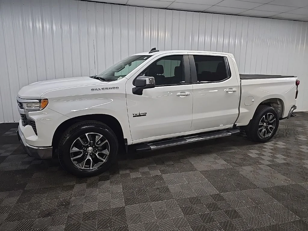 Used 2022 White Chevrolet LT image 6