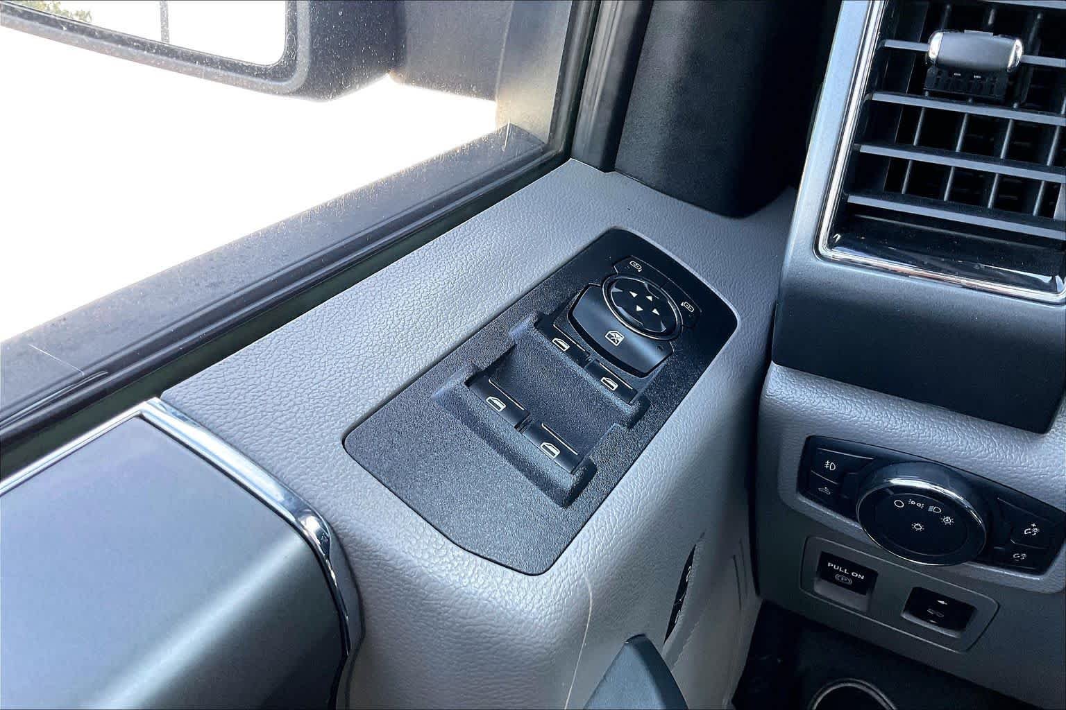 Used 2018 Magnetic Metallic Ford XLT image 33