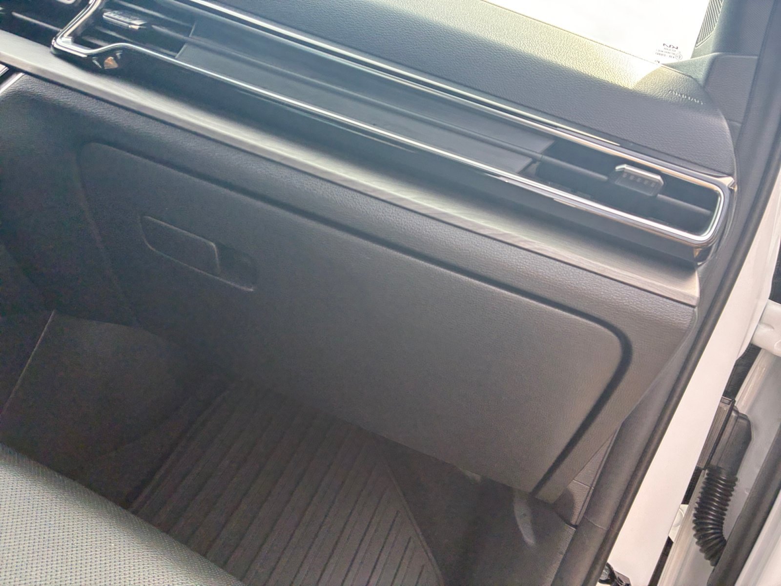 Used 2024 Glacial White Pearl Kia X-Line image 32