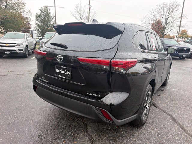 Used 2022 Midnight Black Metallic Toyota XLE image 4