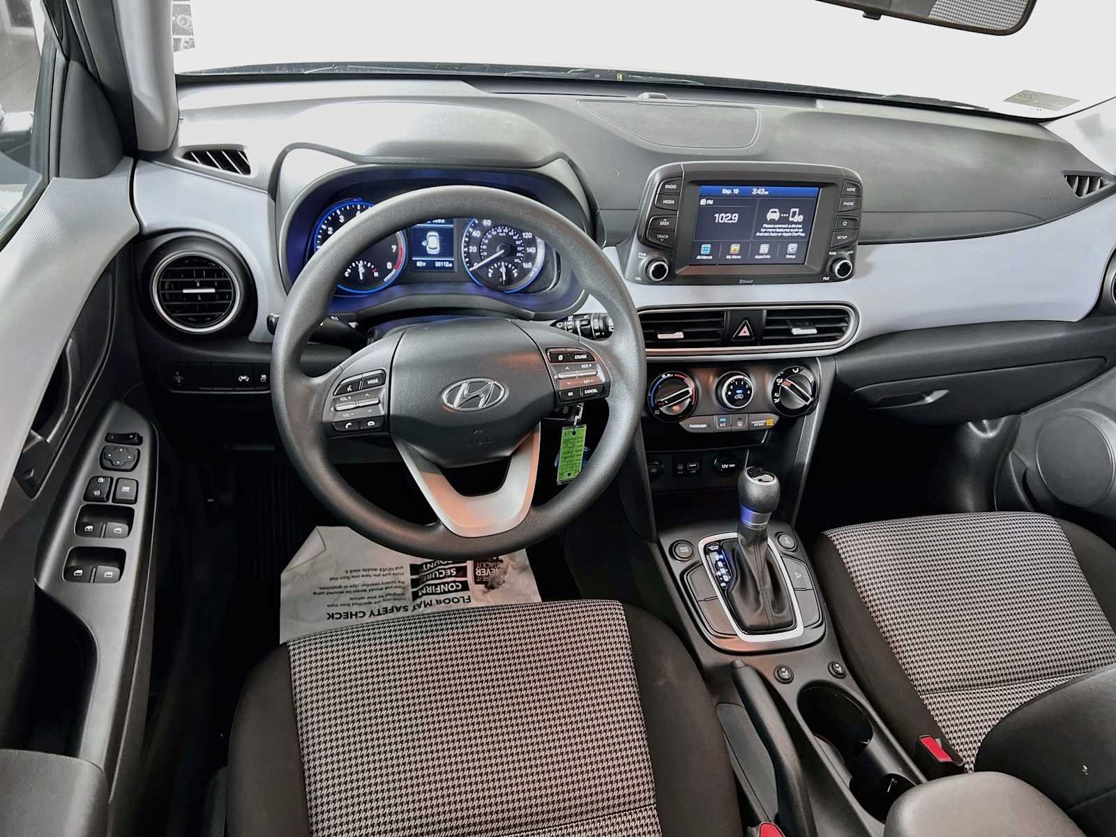 Used 2020 Ultra Black Hyundai SE image 23