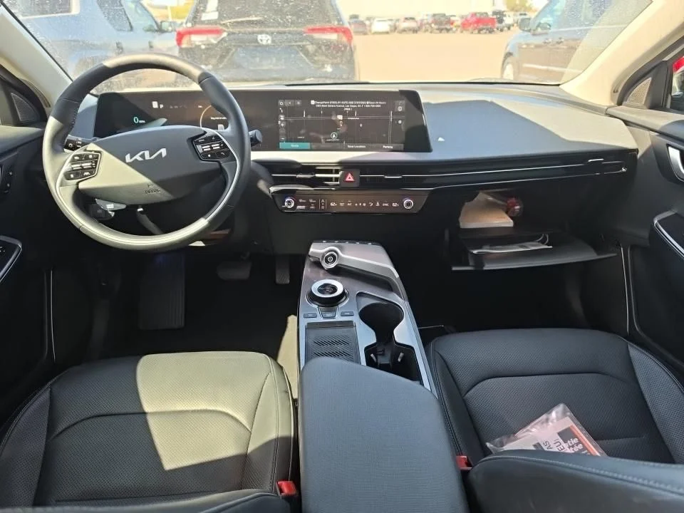 Used 2022 White Kia Wind image 10