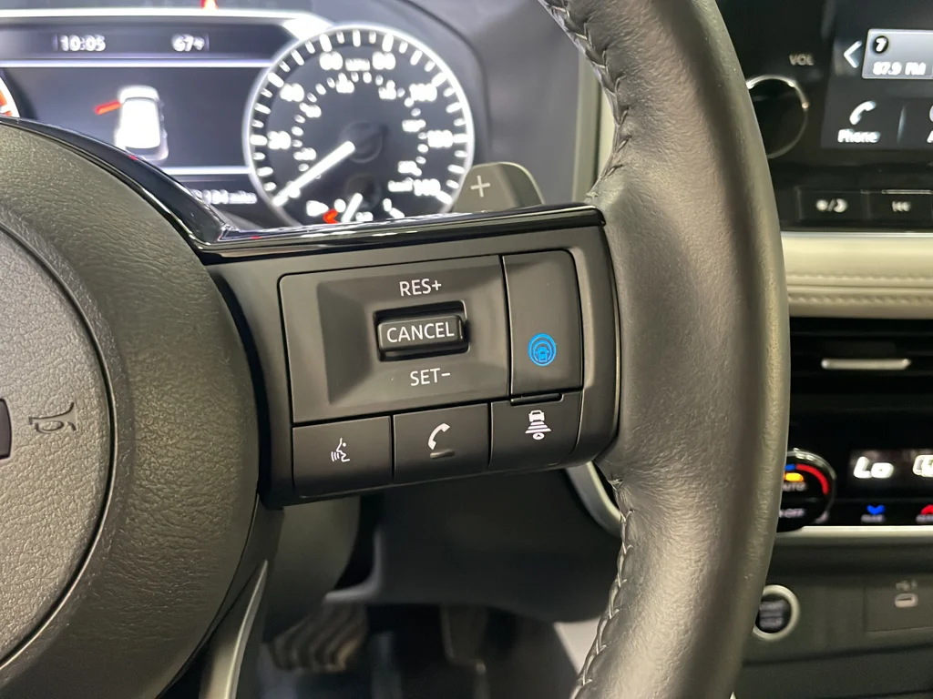 Used 2022 White Nissan SL image 17