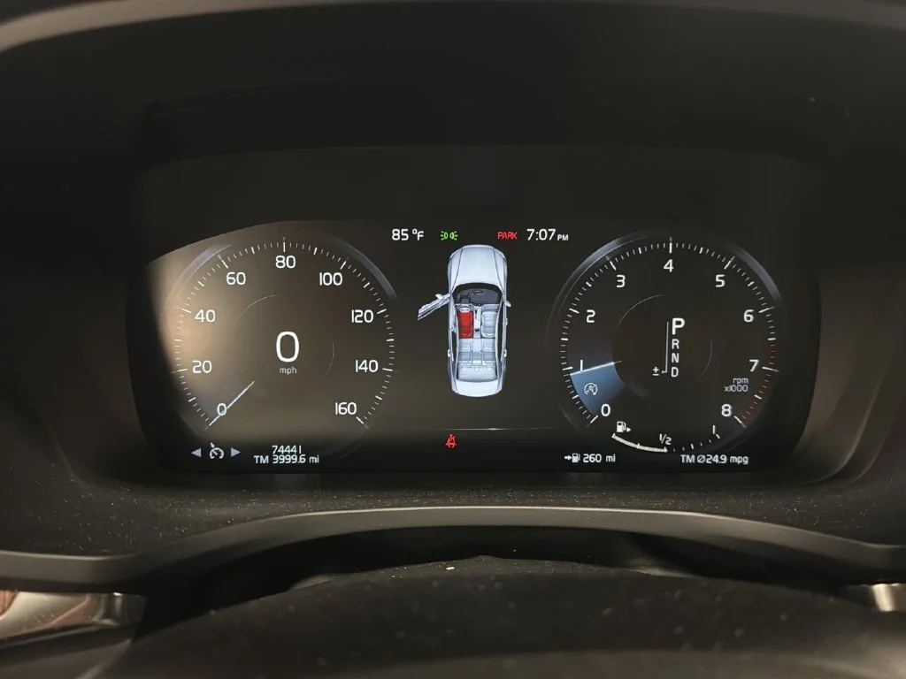 Used 2019 Black Volvo T6 Momentum image 24